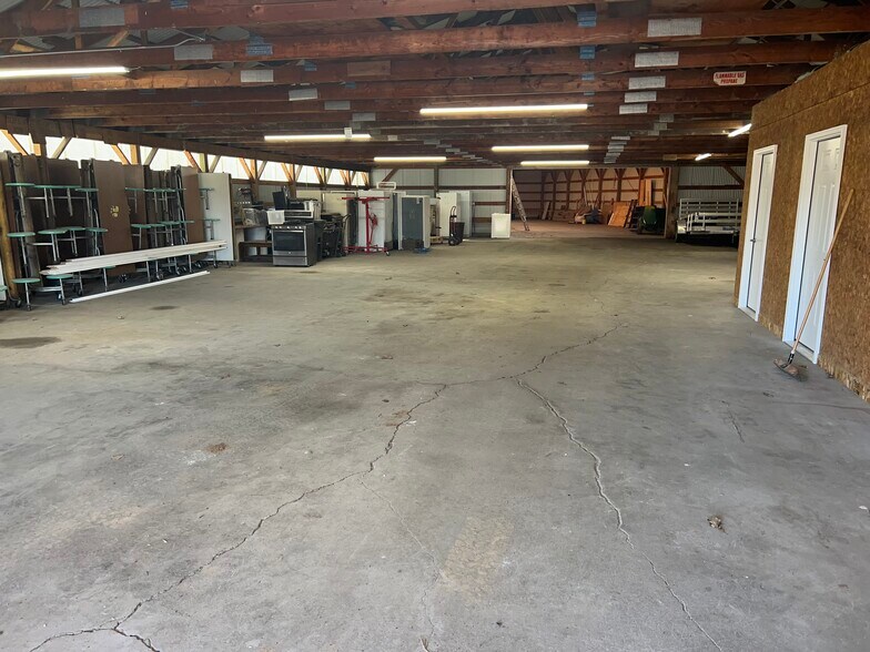 More Photos Of 27 Robinson Rd, Clinton Warehouse For Lease