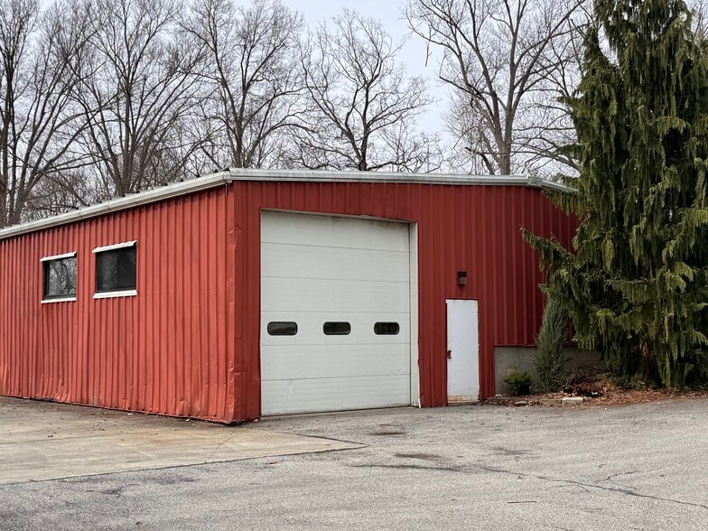 More Photos Of 9 Hanna Ln, Beacon Warehouse For Lease