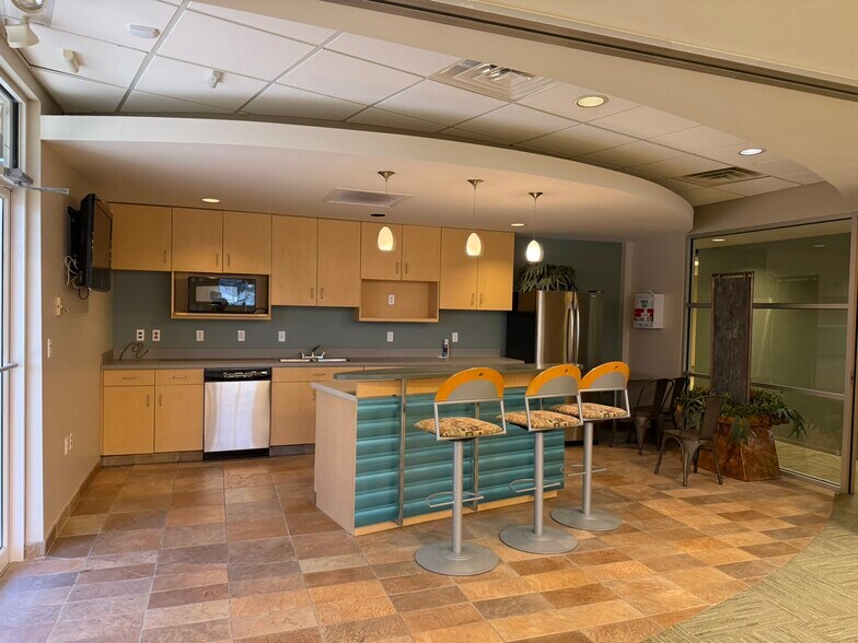 More Photos Of 909 E Republic Rd, Springfield Office For Sale