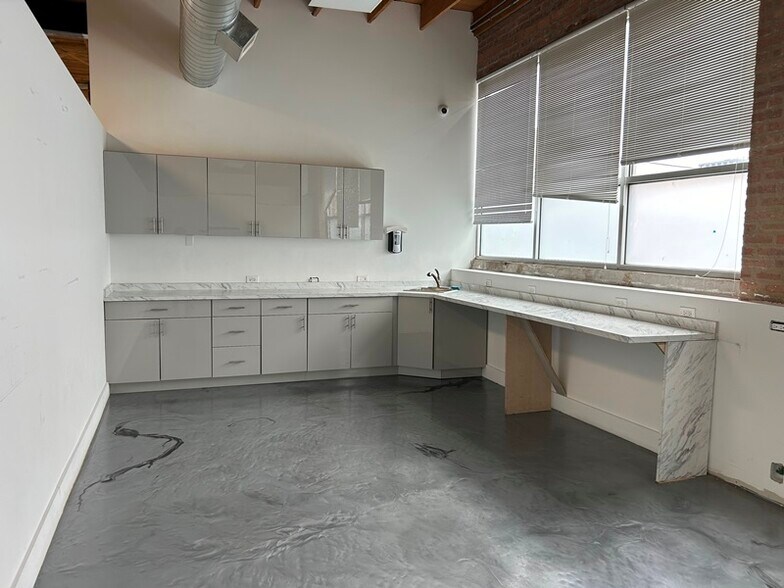 More Photos Of 1438-1442 W Fulton St, Chicago Warehouse For Sale