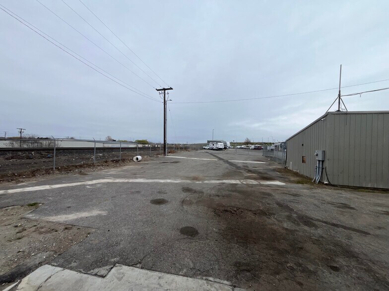 More Photos Of 1615 E Chemical Dr, Kennewick Distribution For Lease