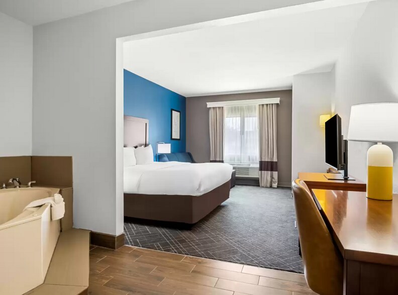 More Photos Of 200 Centennial Blvd, Lindale Hotel For Sale