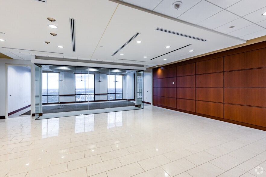 More Photos Of 390 N Orange Ave, Orlando Office For Lease