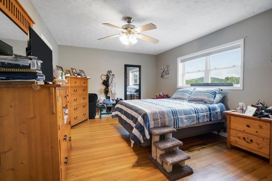 More Photos Of 6 Sanderson St, Hayesville Flex For Sale