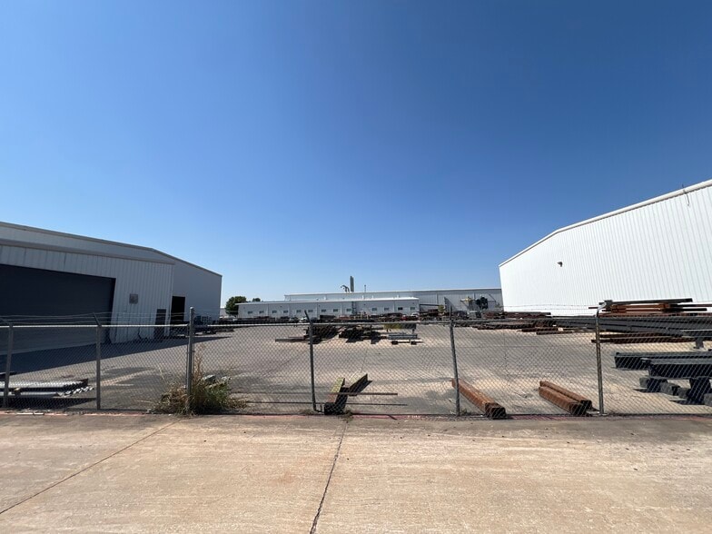 More Photos Of 3621 Shelby Ln, Denton Manufacturing For Sale