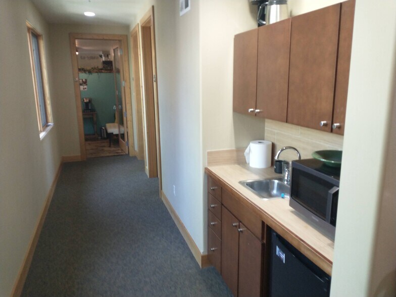 More Photos Of 32 Market Pl, Big Sky Medical For Lease