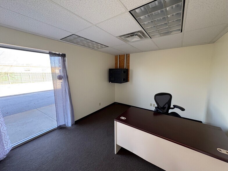 More Photos Of 601 N Redbud Ave, Broken Arrow Service For Lease