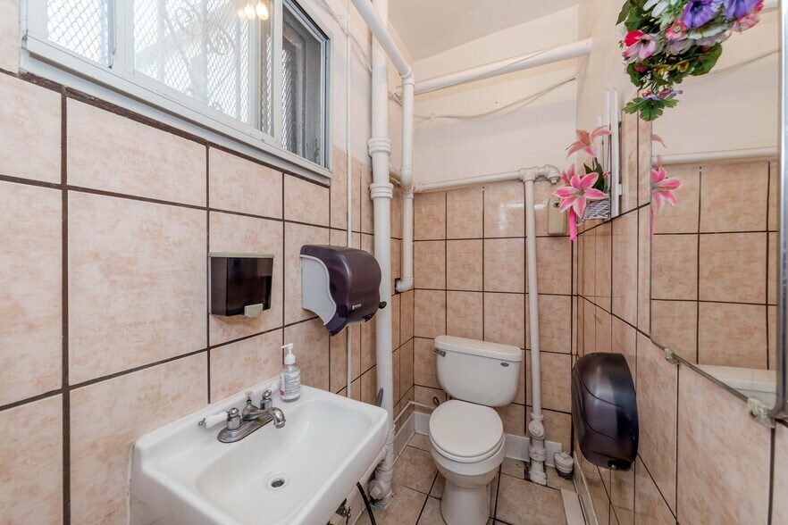 More Photos Of 1170 Wilmington Blvd, Wilmington Freestanding For Sale