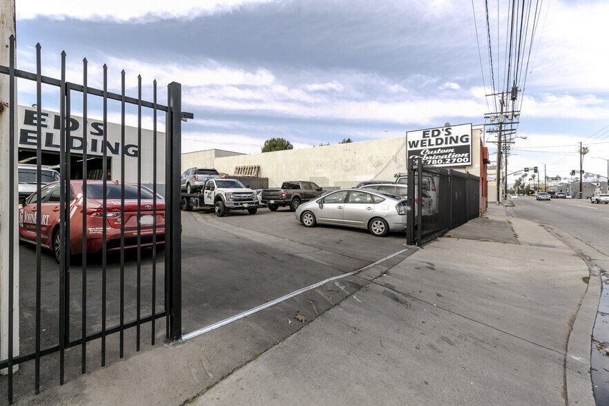 More Photos Of 6015 Kester Ave, Van Nuys Warehouse For Sale