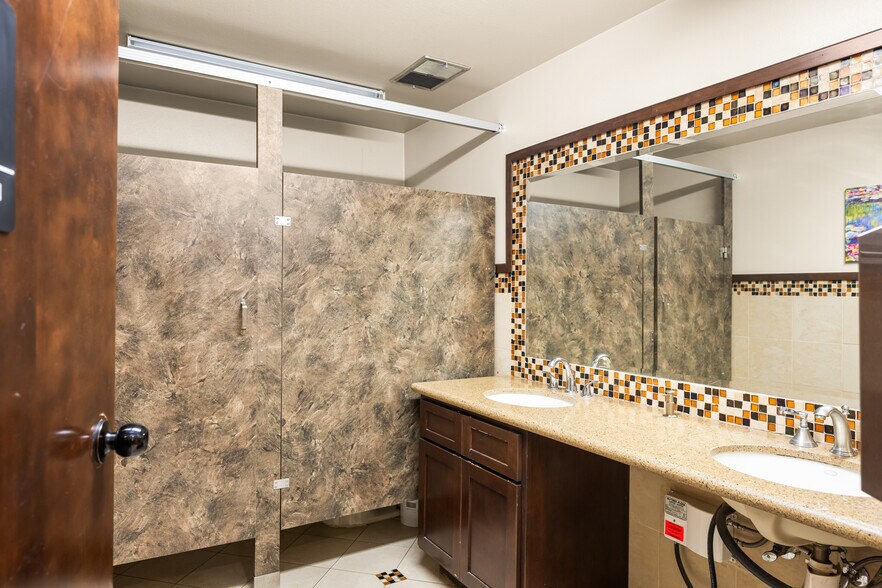 More Photos Of 2525 W Woodland Dr, Anaheim Light Distribution For Lease