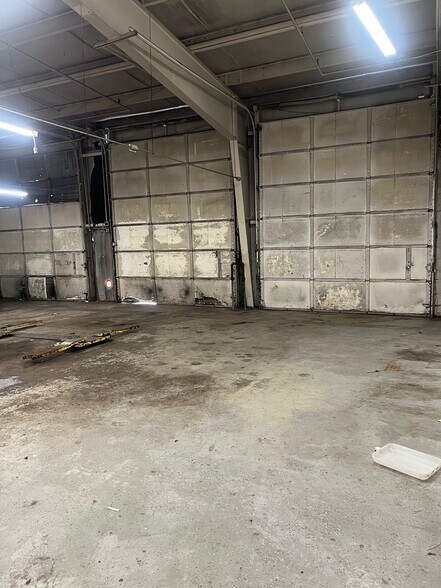 More Photos Of 2101 W Cornell Ave, Englewood Auto Repair For Lease