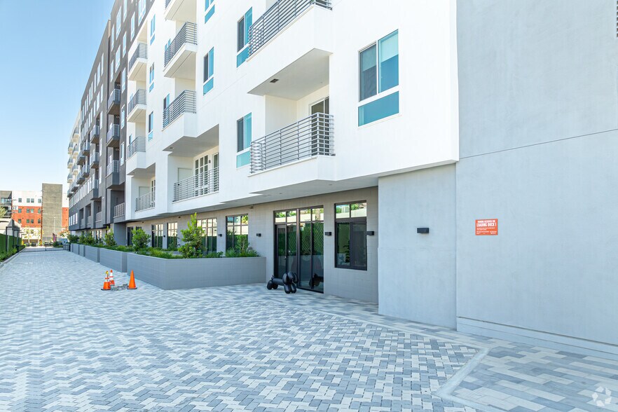 More Photos Of 21010 Erwin St, Woodland Hills Apartments For Lease