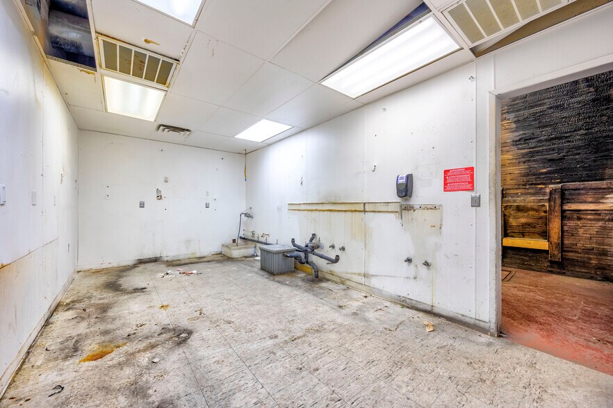 More Photos Of 206 N Benton St, Kennewick Warehouse For Lease