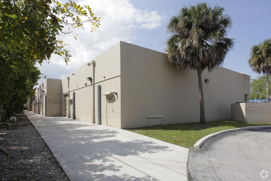 More Photos Of 3400-3428 Griffin Rd, Dania Storefront For Lease