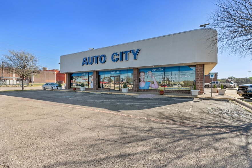 More Photos Of 940 N I-35 E, Lancaster Auto Dealership For Lease
