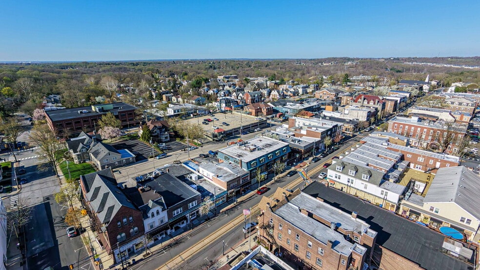 More Photos Of 10 W State St, Media Storefront For Lease