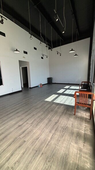 More Photos Of 424 W Henderson St, Cleburne Auto Dealership For Lease