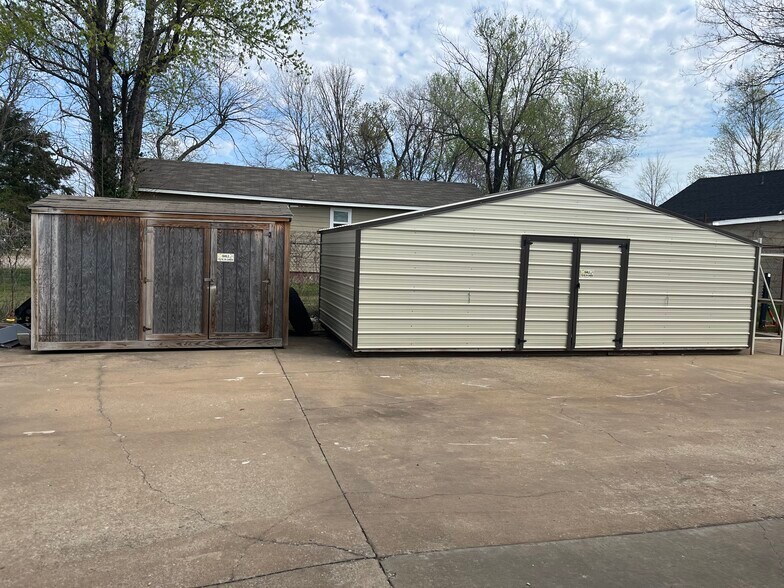 More Photos Of 3504 S Thompson St, Springdale Freestanding For Sale