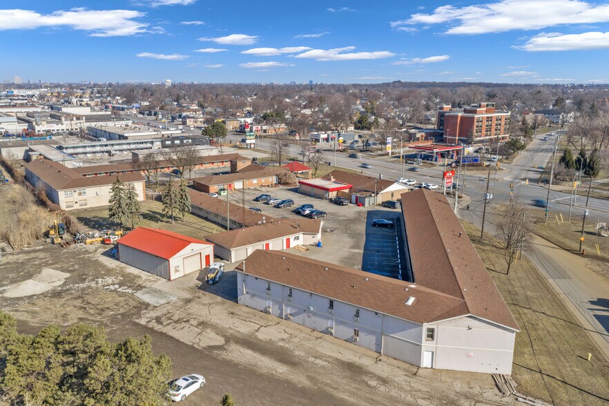 More Photos Of 2889 Howard Av, Windsor Hotel For Sale