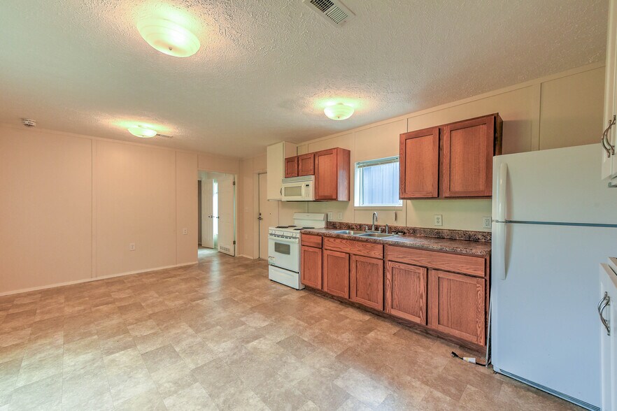 More Photos Of 7689 FM 2000, Caldwell Light Distribution For Lease