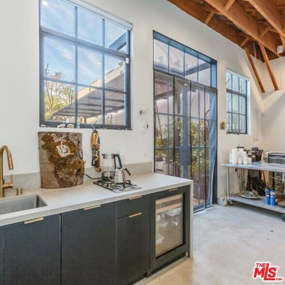 More Photos Of 5005 W Washington Blvd, Los Angeles Storefront Retail Residential For Lease