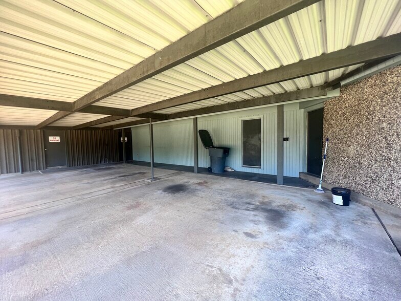 More Photos Of 1208 S Chestnut St, Lufkin Showroom For Sale