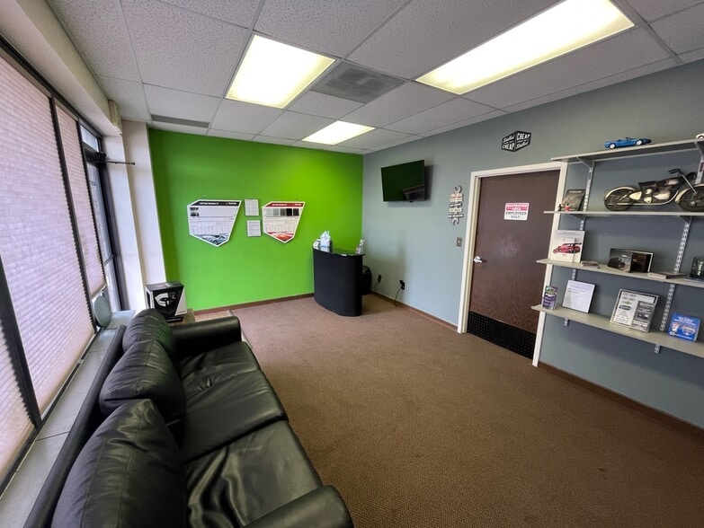 More Photos Of 7079 S Jordan Rd, Centennial Flex For Lease