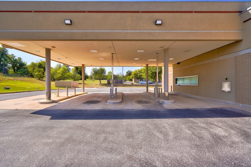 More Photos Of 14900 SE 29th St, Choctaw Bank For Lease