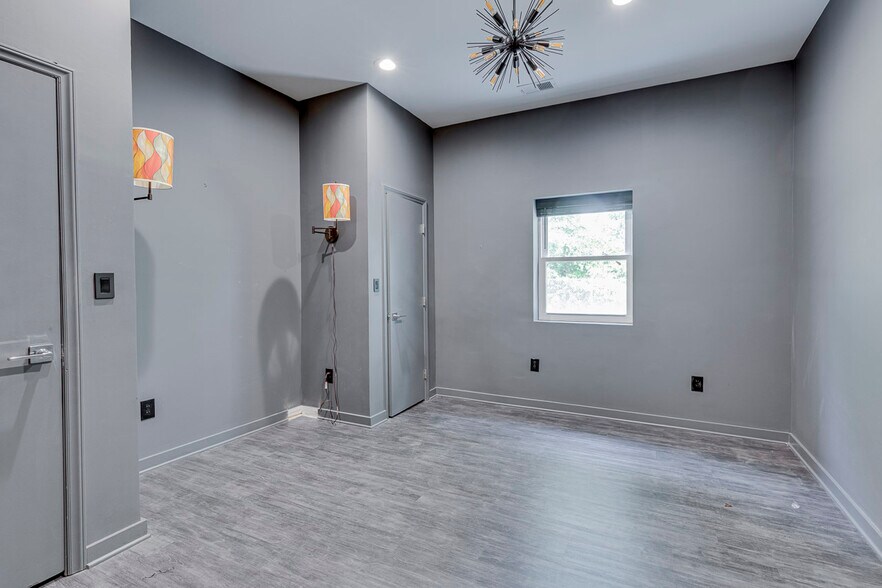 More Photos Of 211 N Pleasantburg Dr, Greenville Light Manufacturing For Sale