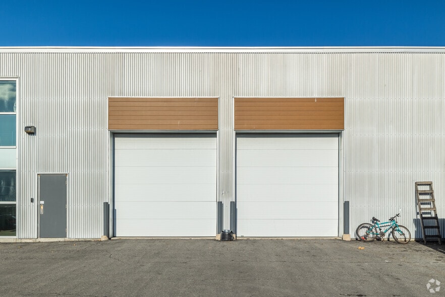 More Photos Of 1084 Kenaston St, Ottawa Industrial For Sale