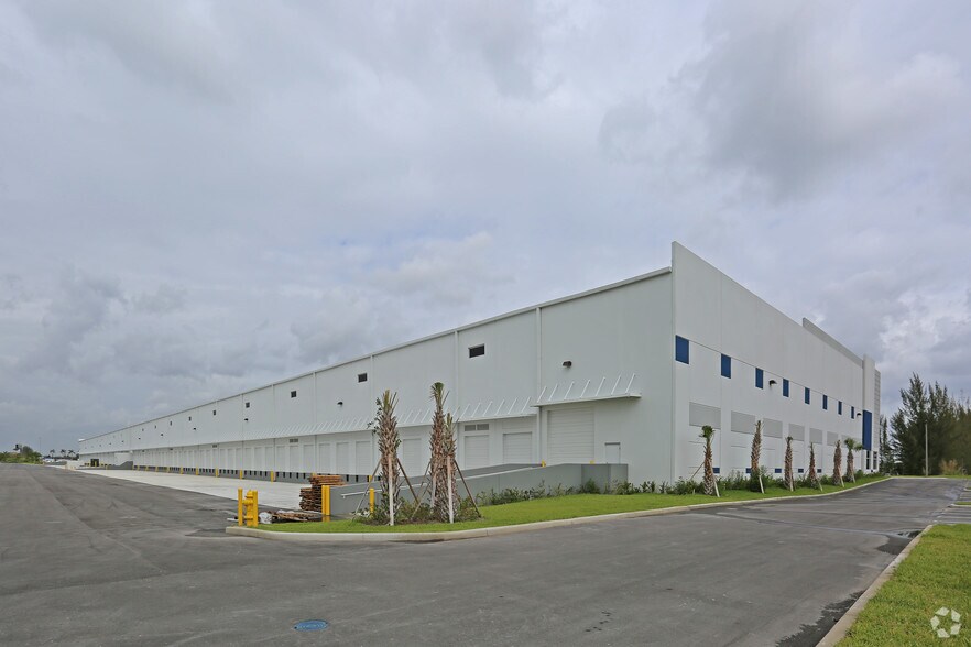More Photos Of 15002 NW 107th Ave, Hialeah Gardens Distribution For Lease