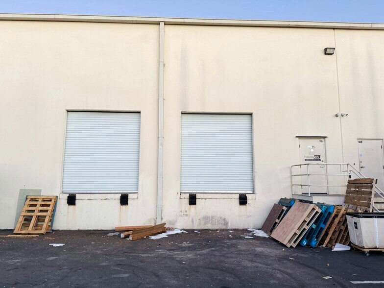 More Photos Of 6753 Kingspointe Pky, Orlando Warehouse For Sale