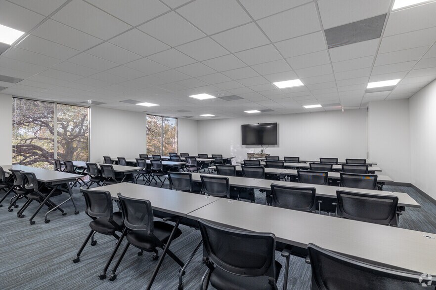 More Photos Of 4410 W Piedras Dr, San Antonio Office For Sale