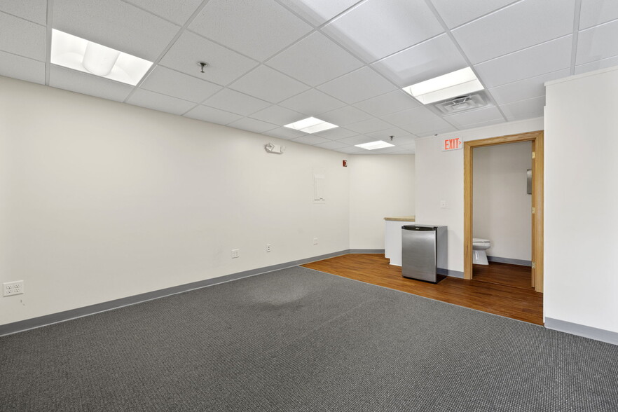 More Photos Of 264 N Broadway, Salem Freestanding For Sale