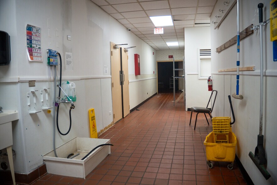 More Photos Of 2703 Ramada Rd, Burlington General Retail For Lease