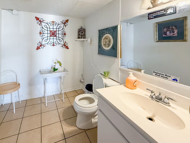 More Photos Of 104 W Hallmark Ave, Killeen Freestanding For Sale
