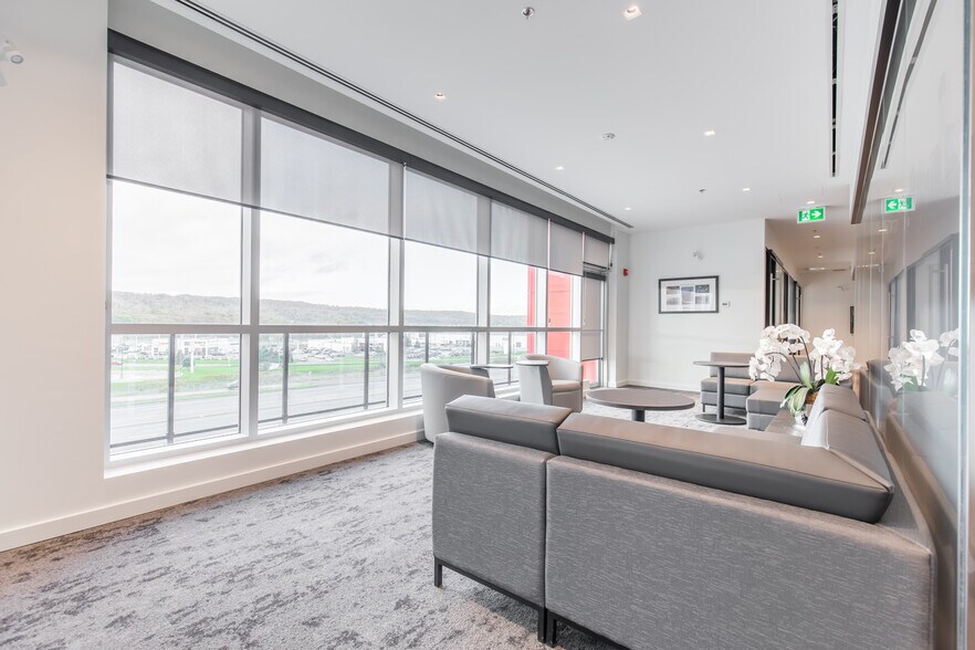 More Photos Of 13 Windward Dr, Grimsby Medical For Lease