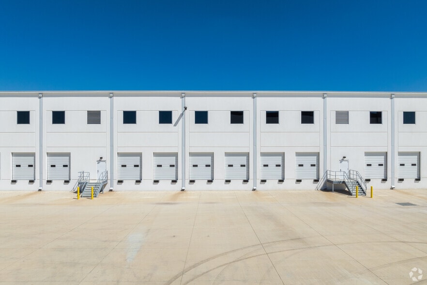 More Photos Of 194 Commerce Center Dr, Buda Unknown For Lease