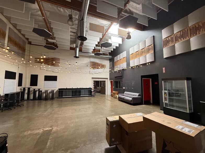 More Photos Of 2636 N Ontario St, Burbank Warehouse For Lease