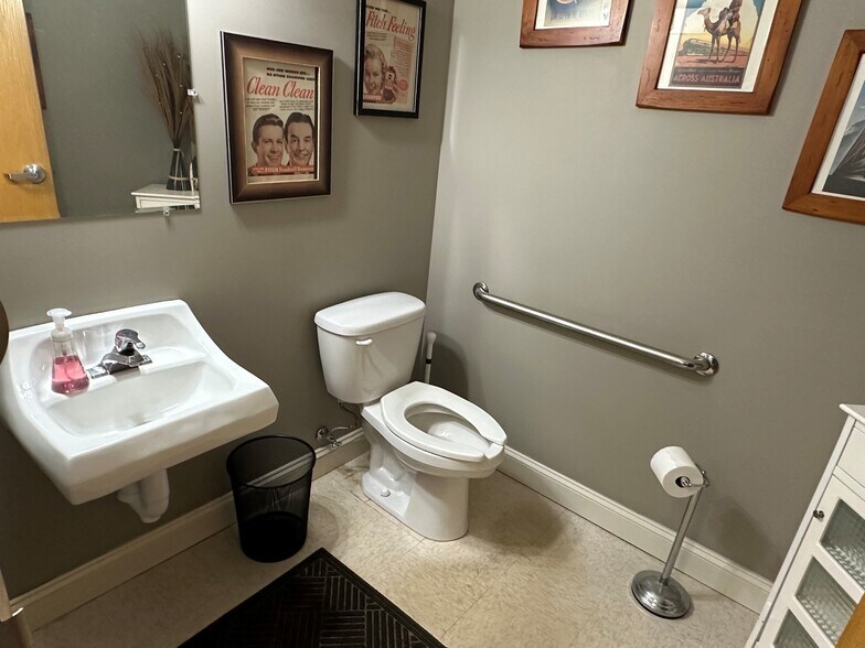More Photos Of 127 Capista Dr, Shorewood Office For Sale
