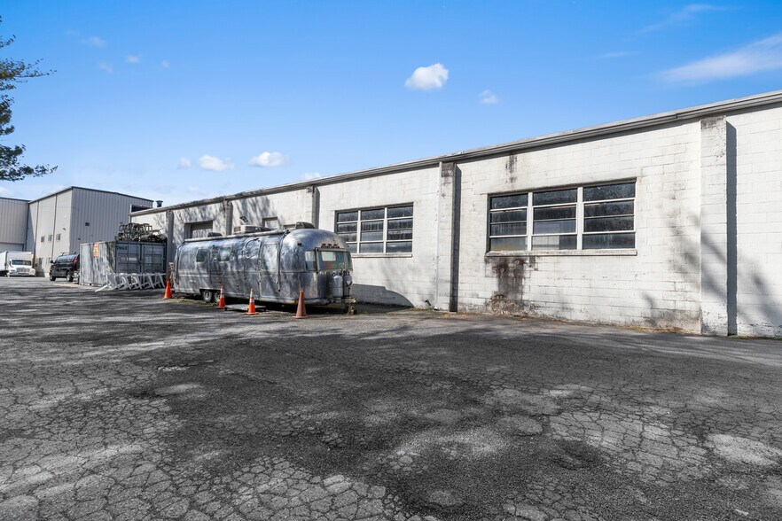 More Photos Of 55 Poplar St, Stamford Light Distribution For Sale