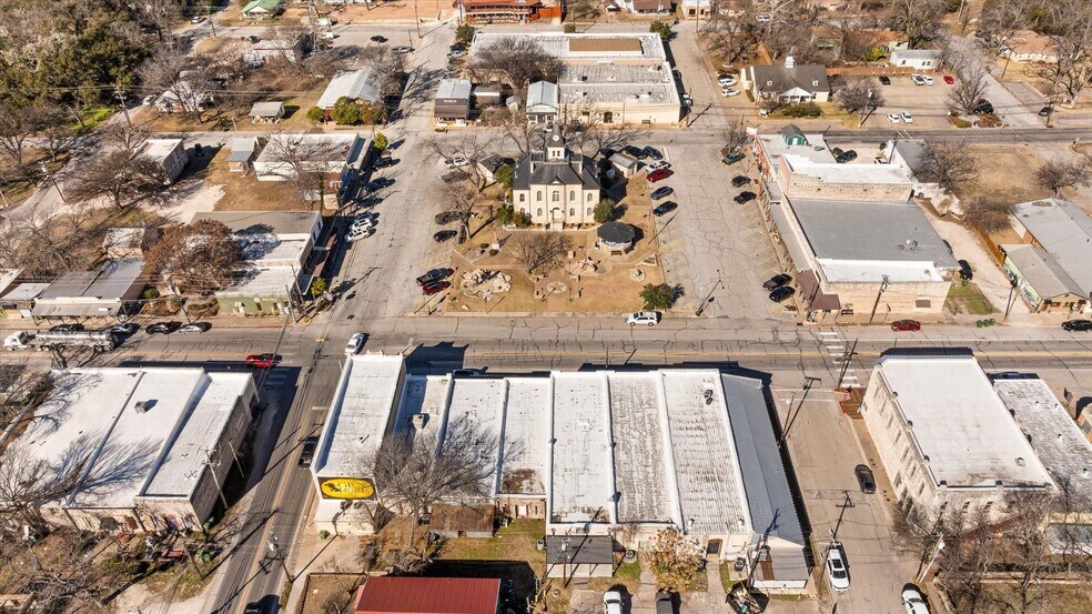 More Photos Of 114 NE Barnard St, Glen Rose Storefront For Lease