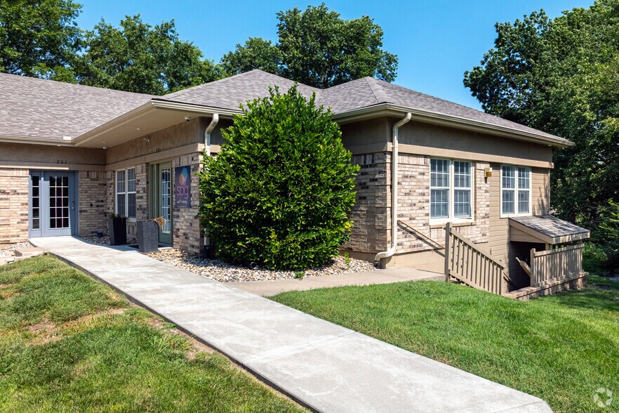 More Photos Of 231-235 SW Noel St, Lee's Summit Office For Sale