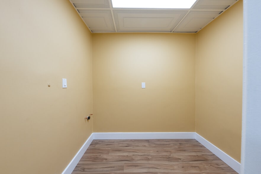 More Photos Of 1095 W Huron St, Waterford Medical For Lease