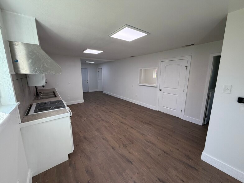 More Photos Of 1710 & 1714 Erin St, Jackson Office For Sale