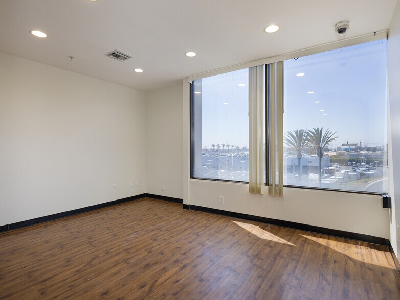 More Photos Of 5155 W Rosecrans Ave, Hawthorne Loft Creative Space For Sale