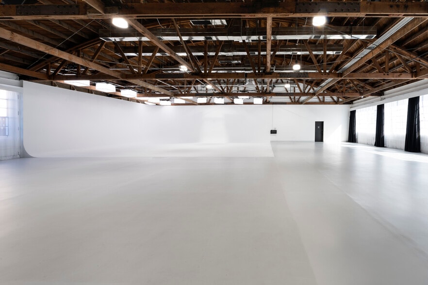 More Photos Of 10824 Burbank Blvd, North Hollywood Warehouse For Lease