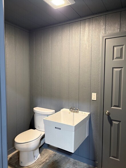 More Photos Of 24 Foundry Ave, Meredith Warehouse For Lease