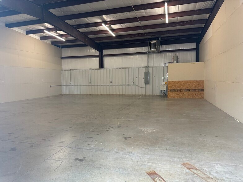 More Photos Of 9011 Polaris Dr, Oklahoma City Distribution For Lease