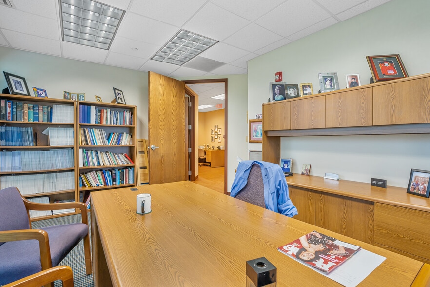 More Photos Of 1 TransAm Plaza Dr, Oakbrook Terrace Office For Sale
